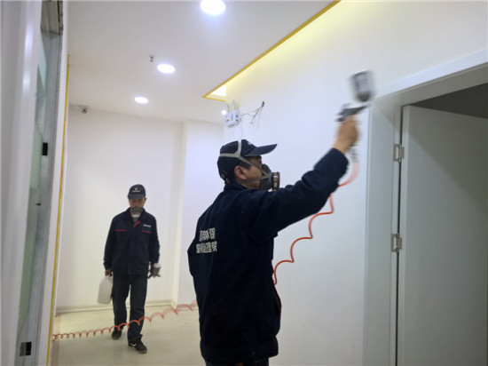 西安甲醛治理公司在實(shí)施光觸媒作業(yè) 西安甲醛治理公司在實(shí)施光觸媒作業(yè)