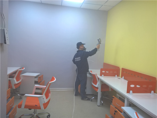 西安甲醛治理公司在實(shí)施光觸媒作業(yè) 西安甲醛治理公司在實(shí)施光觸媒作業(yè)