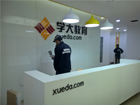 西安甲醛治理公司在實(shí)施光觸媒作業(yè) 西安甲醛治理公司在實(shí)施光觸媒作業(yè)