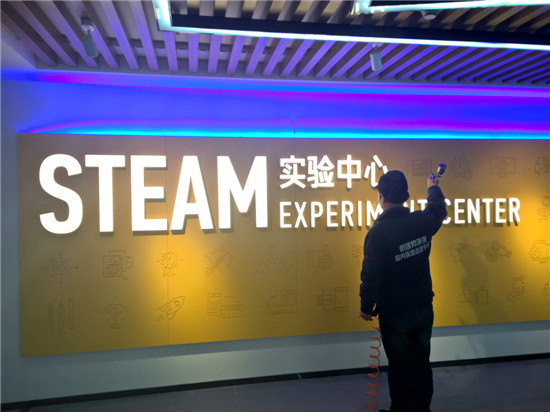 立美凈技術人員在進行室內甲醛清除作業