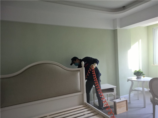 立美凈除甲醛公司施工人員在對月子會所做甲醛清理工作 立美凈除甲醛公司施工人員在對月子會所做甲醛清理工作