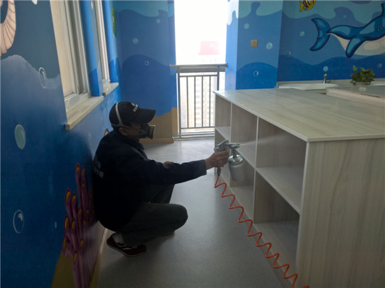 立美凈除甲醛公司施工人員在對月子會所做甲醛清理工作 立美凈除甲醛公司施工人員在對月子會所做甲醛清理工作